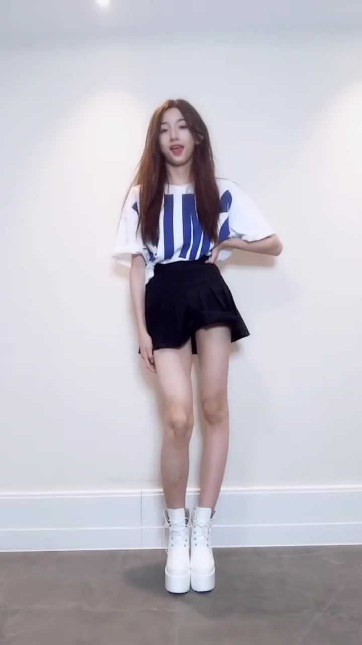 戏精女装大佬abbily表演真的很到位,网友:目测腿长2米1