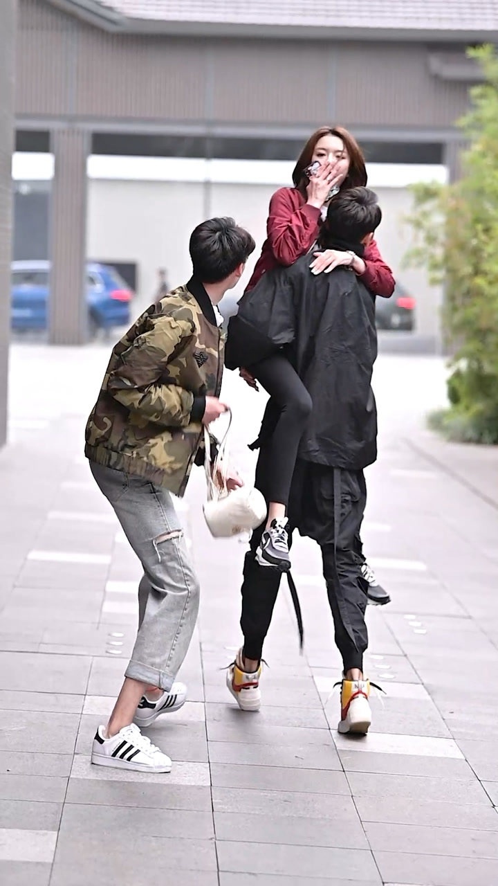 妹妹终于找到男朋友了看把哥哥高兴成啥样了