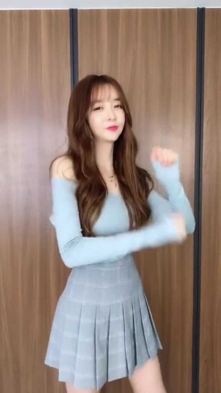 网红美女跳舞精彩好看舞姿很不错什么样的男生才能配得上呢