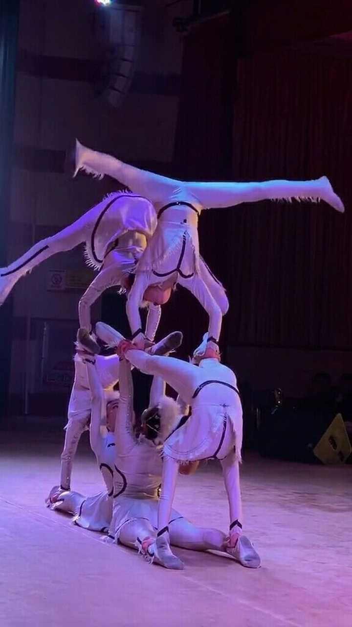 小朋友舞台上表演搭人桥,这样踩小朋友的腿,她不疼吗?