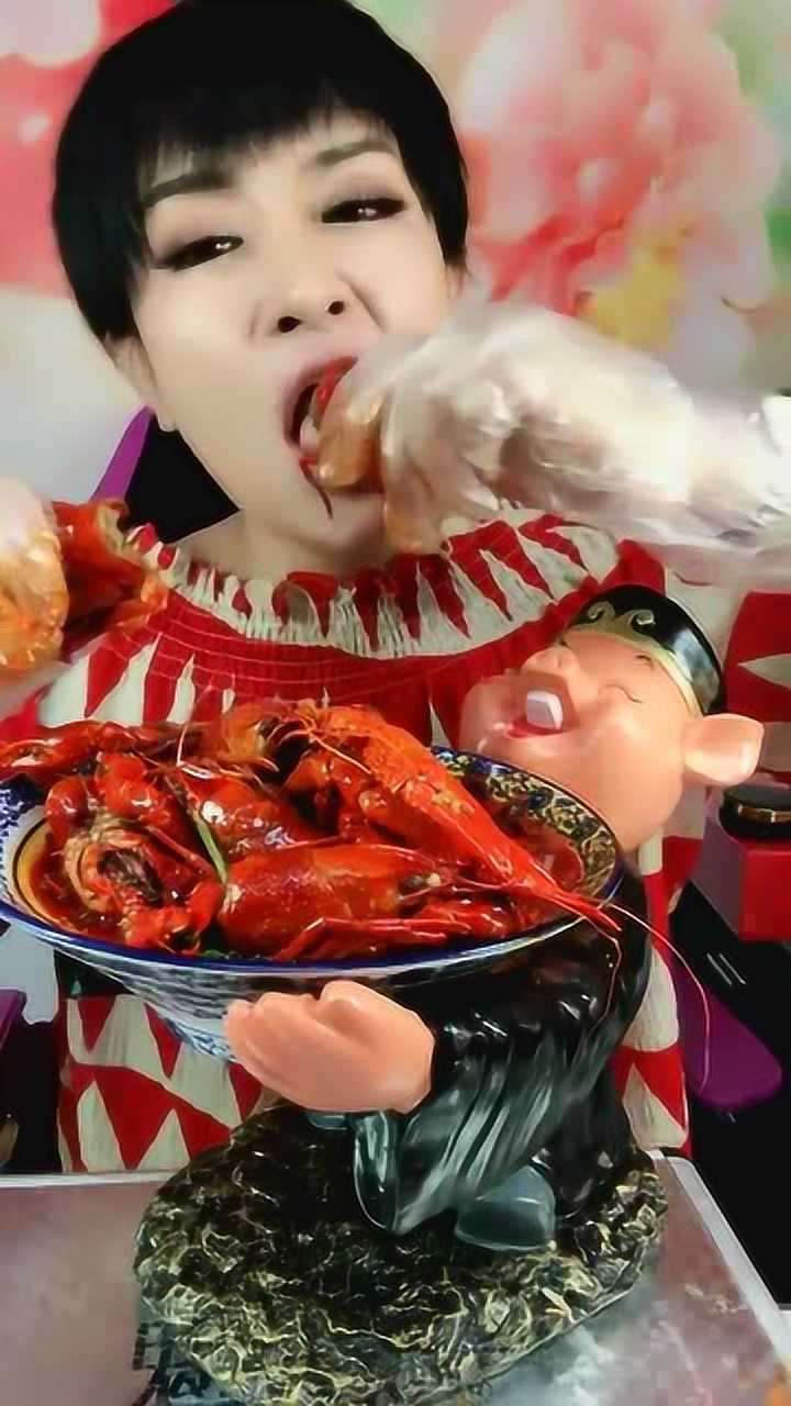 妹子吃相不敢恭维,小龙虾吃的满脸都是油,真牛啊!