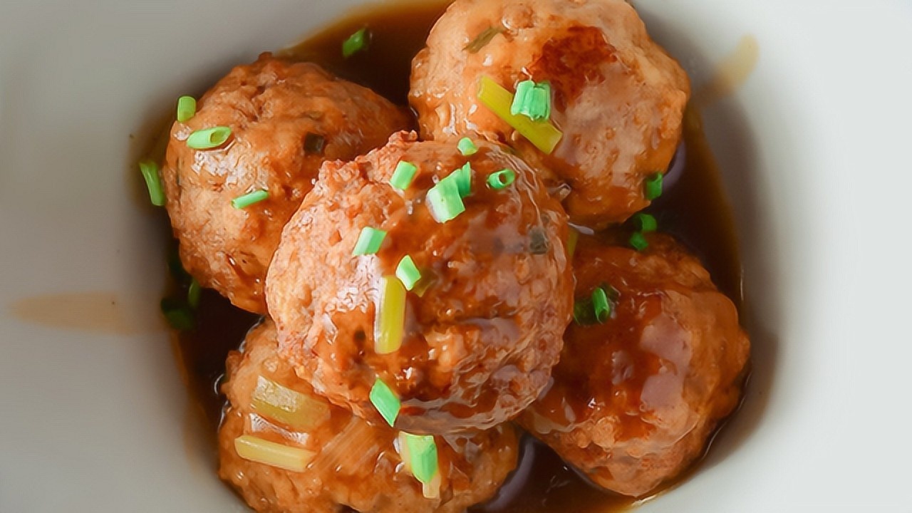 红烧狮子头家常做法分享色泽金黄外焦里嫩咬一口很鲜香过瘾