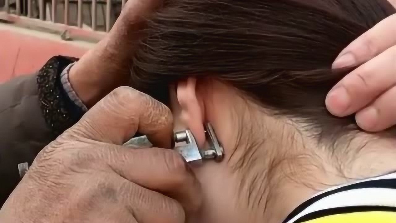 农村最常见的打耳洞方式看着有点狠啊女人为了美再痛也忍着