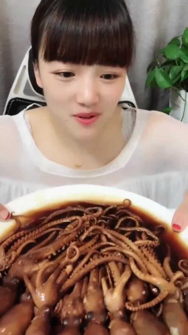 美女在家直播吃八爪鱼一口直接吞下去三个这嘴比男生的都大