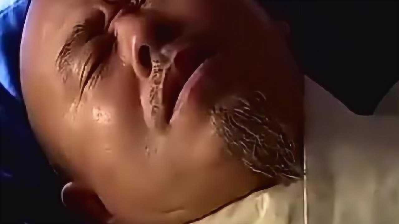 美女钻进男子肚子里玩的正欢时男子突然喝酒没得玩了