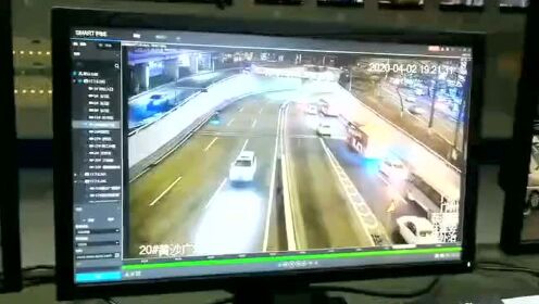 #广州公交撞珠江隧道口，司机死亡#现场视频来看应该不是司机故意撞击的，大概时速也就三四十码而已