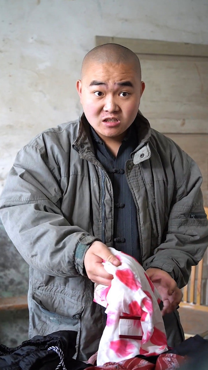 农村大叔勤俭持家爱捡破烂二货儿子有样学样不料频频踩坑