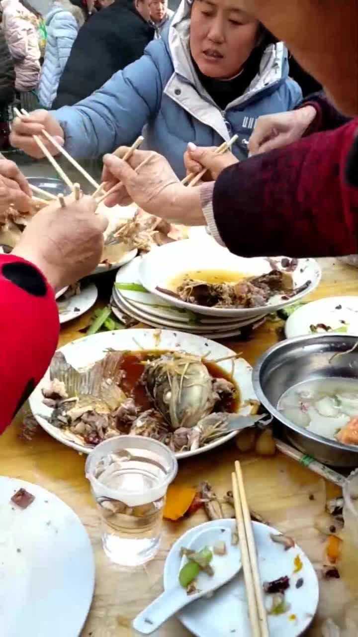 农村吃大席我敢说这一桌是最能吃的了这个夹菜速度没谁了