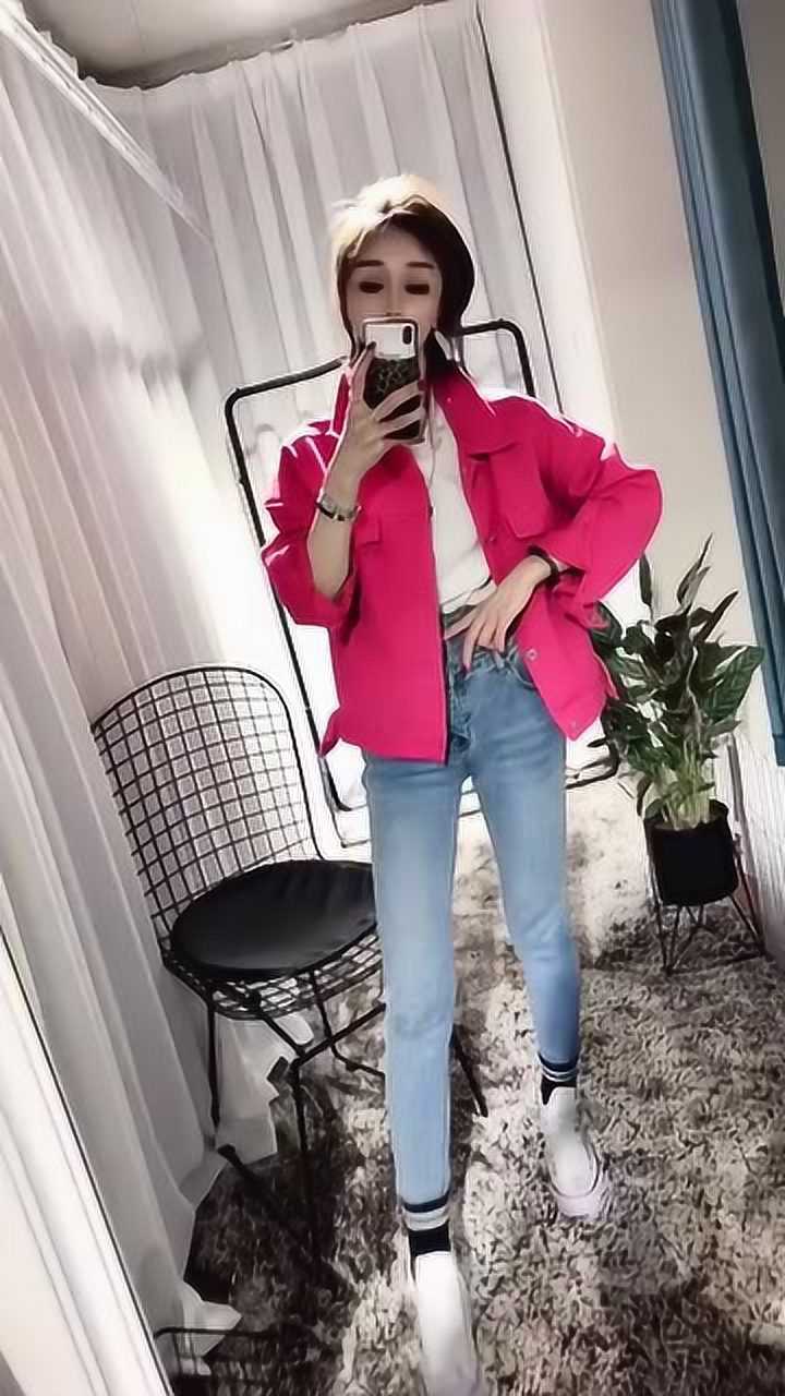 玫红色休闲外套蓝色牛仔裤小姐姐这身搭配时尚靓丽我很喜欢
