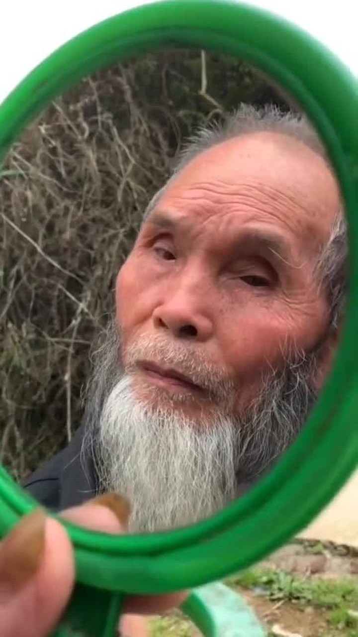 年纪大不代表是非不分爷爷寻求头发变黑秘诀被套路给出眼神太具杀伤力