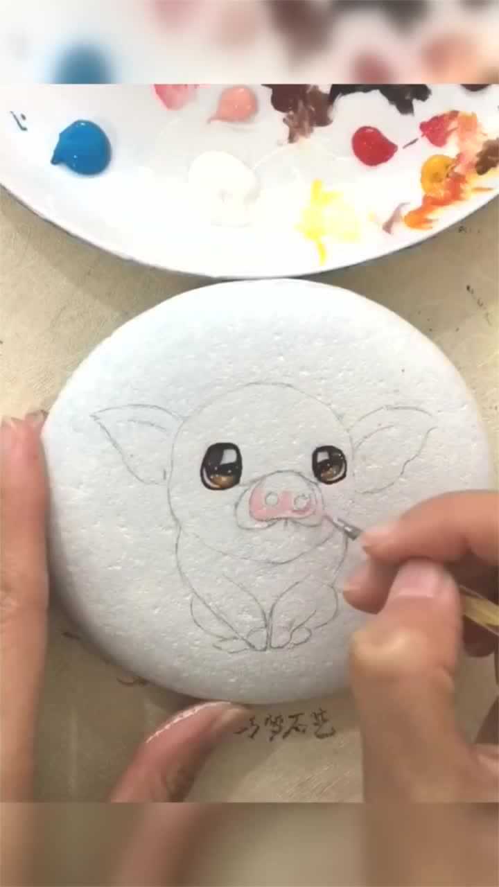 石头上画的小猪上完颜色后让我开眼了太漂亮了