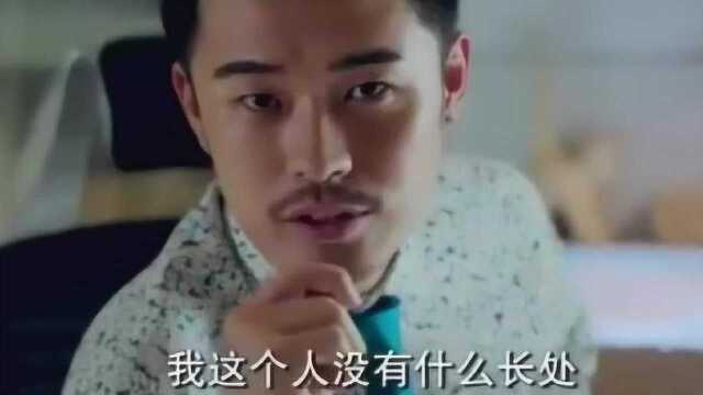 男子晚上在办公室自娱自乐,幻想着女孩能爱上他