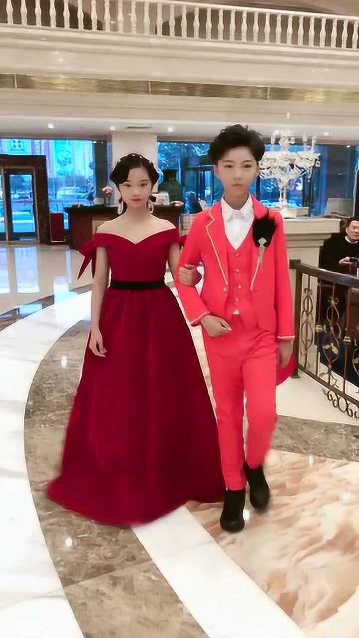 童模董艺和小哥哥一起走秀网友这俩孩子太有夫妻相了