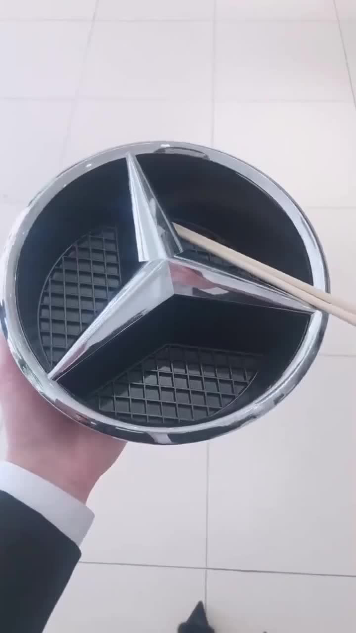 奔驰饭盒找找胶水贴在车头拉拉风