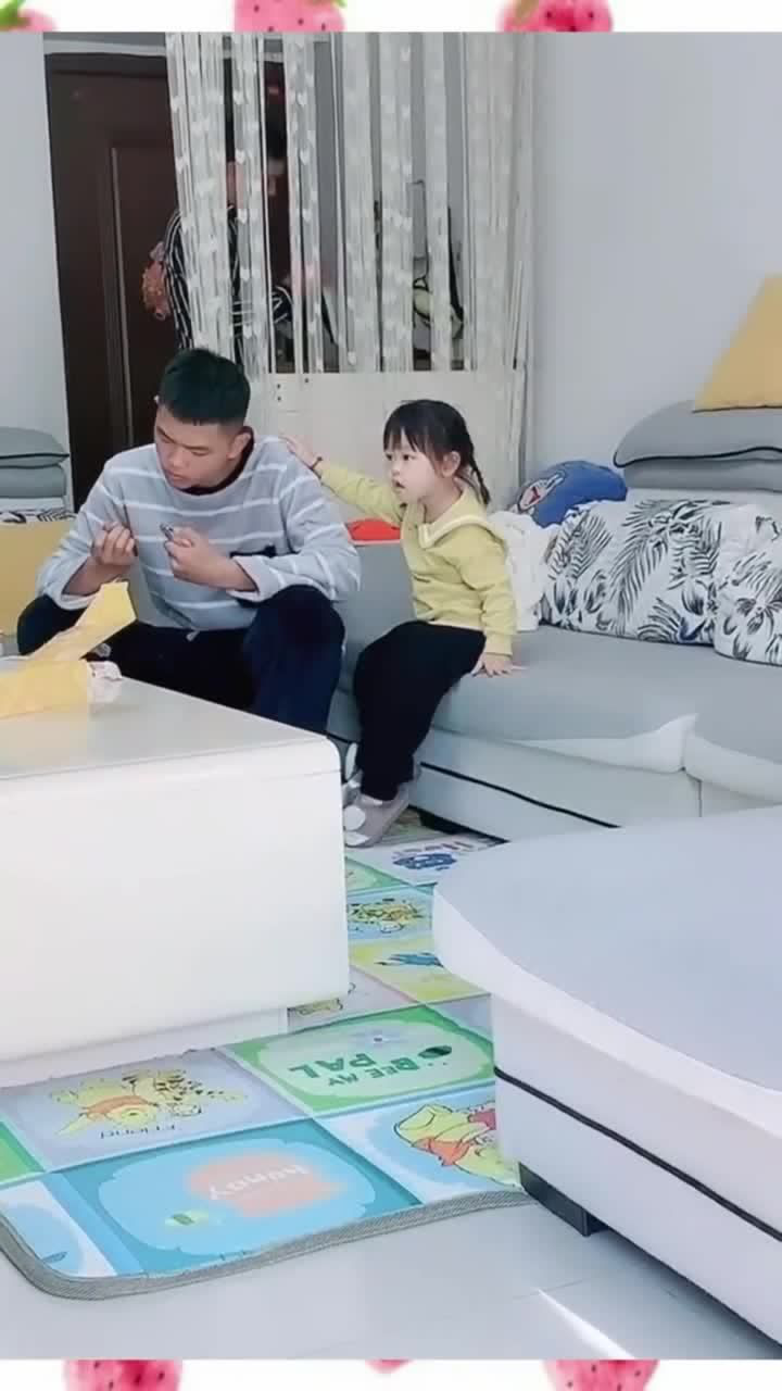 相差12岁的兄妹妹妹犯错被威胁打屁屁竟跑去哥哥身边求保护