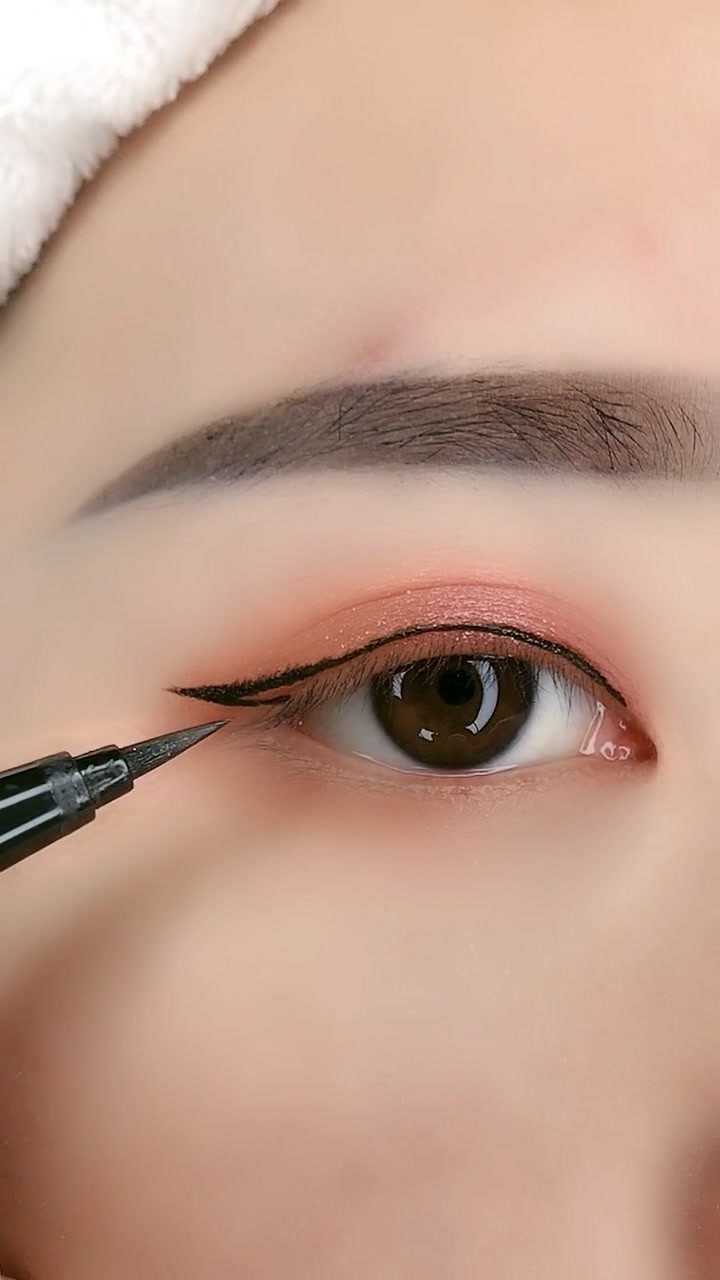 眼尾画个倒三角,好看又简单