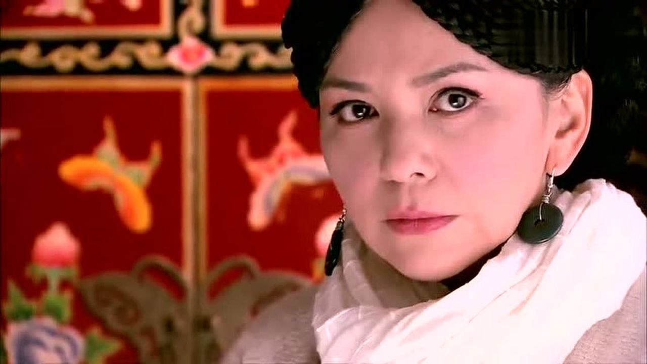 赛琦雅为了救大玉儿宁愿给海兰珠下跪磕头毁容