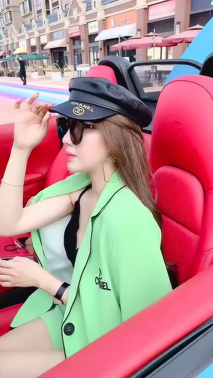 女神级的女生年纪轻轻就开豪车家里啥条件啊