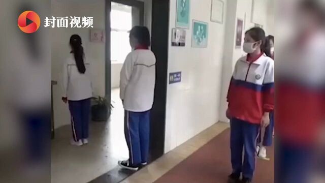 学生排队错峰上厕所场面堪比高考考场 网友:结伴上厕所的友谊怎么办?