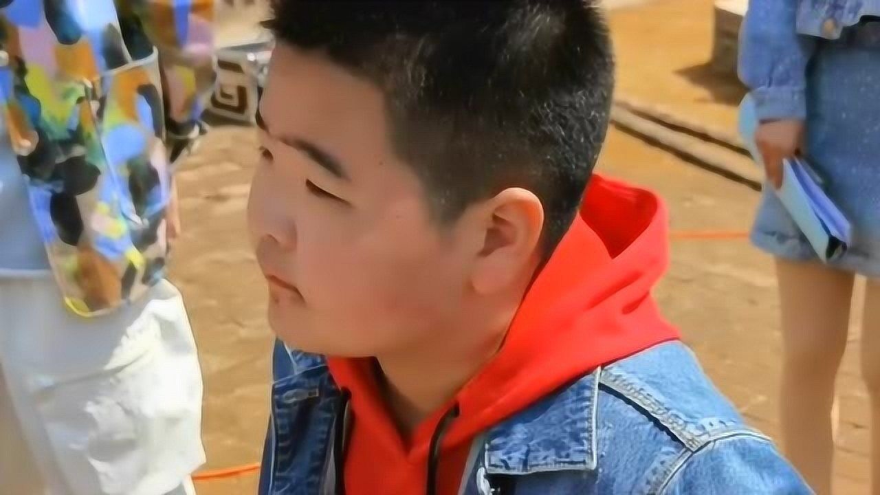 乡村爱情故事里的谢飞机长大了,不过这样子没什么改变,一眼就能认出他