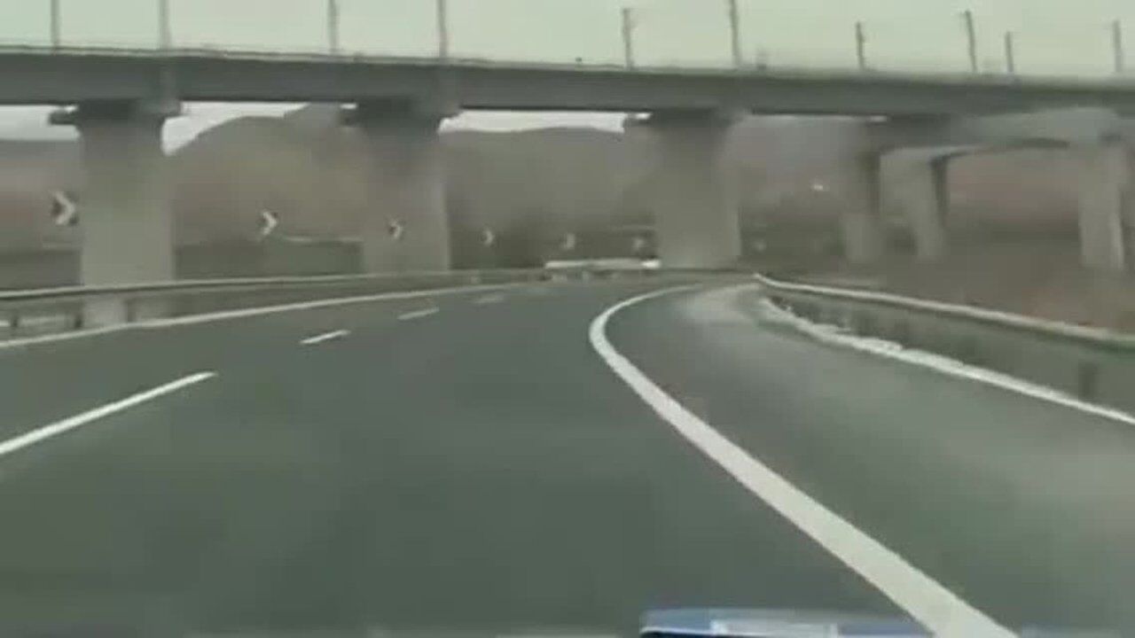 在高速上,第一次见过这么长的弯道,你经历过吗?_腾讯视频
