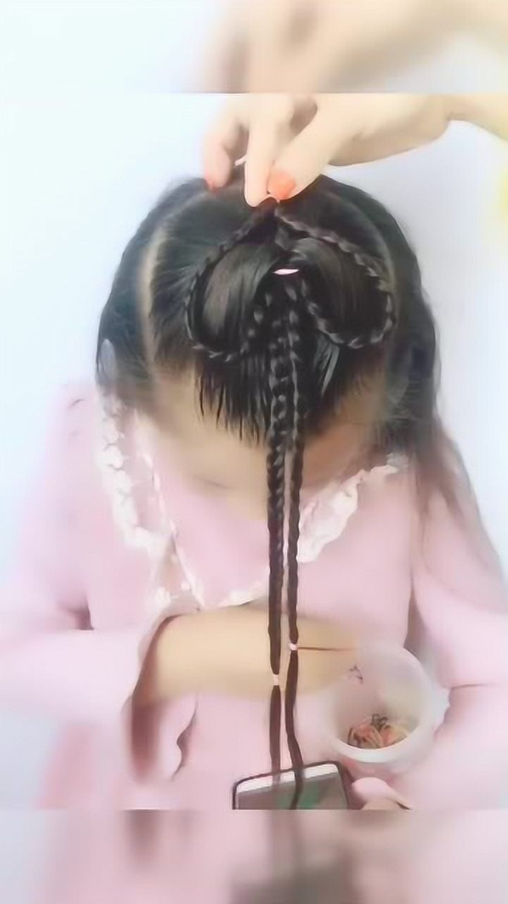 给家中的小女孩编一款这样的桃心发型特别好看像个可爱的小公主