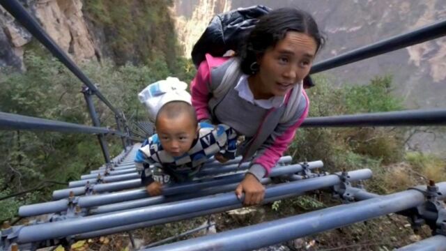 中国最危险的悬崖村,孩子们上学全靠手,见过最“恐怖”的路