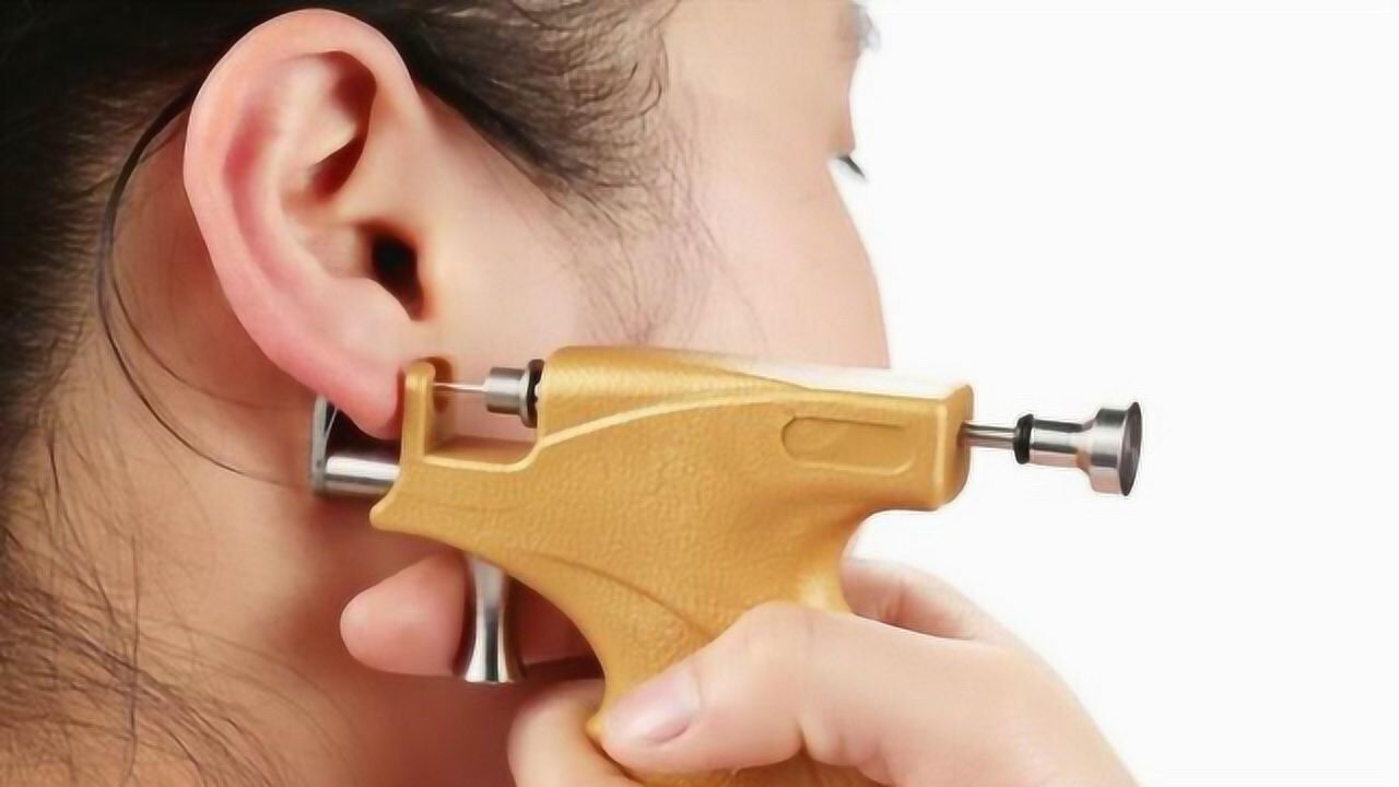 打耳洞究竟用手打好还是用枪打好原来不知道告诉家人