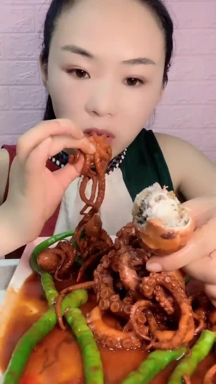 美女爆头八爪鱼一口下去全是黄这也太肥了吧看得我食欲大开