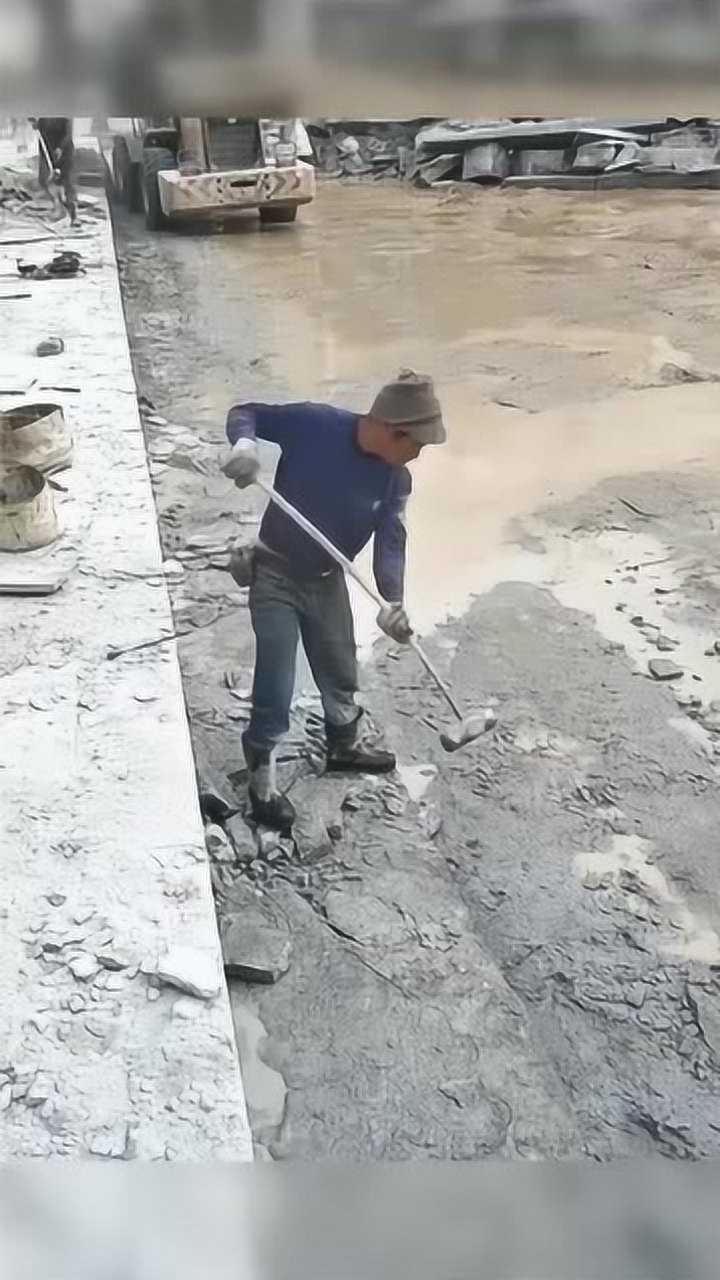 第一次见这样抡大锤小伙举起大锤的瞬间这弧度刚刚好