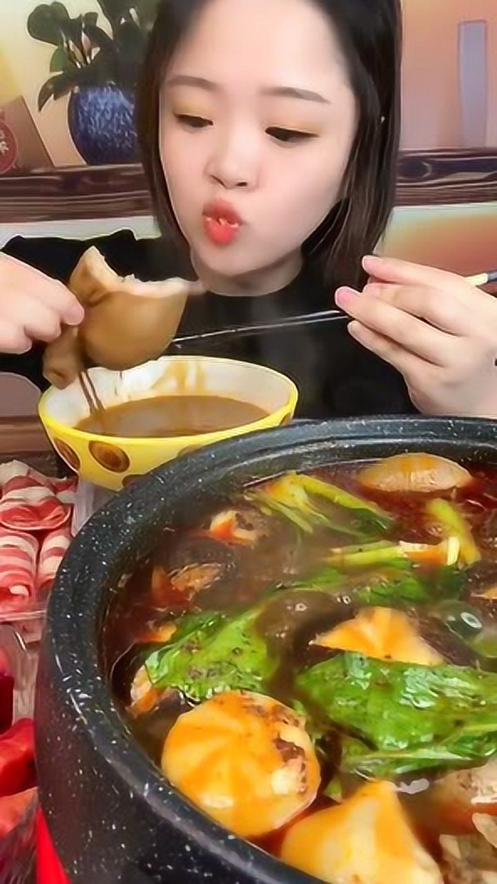 吃播小鱼羊脑爆头,羊肚包脑直接大嘴咬,看着舒服又过瘾!_腾讯视频