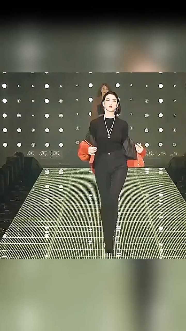 日本气质女模三吉彩花走秀气质这一块绝了气场太强大了