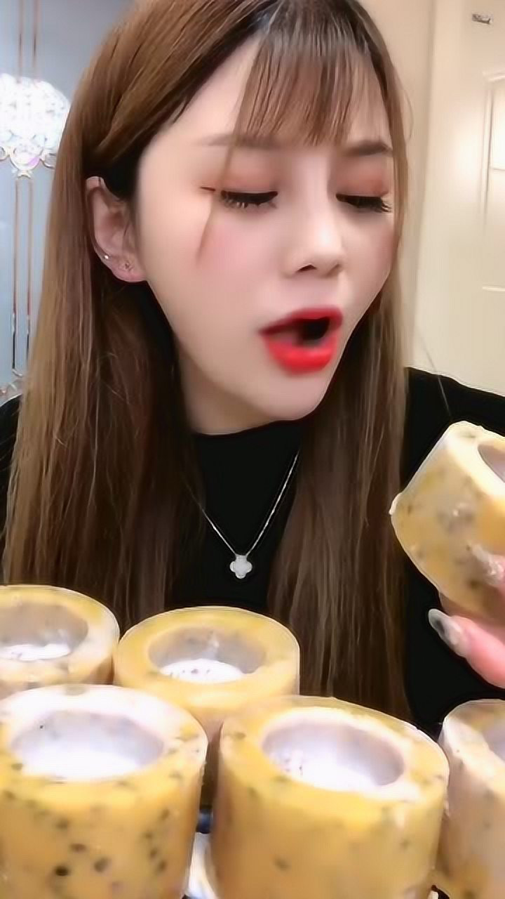 吃冰小姐姐又有新吃法了,冰冻百香果杯子77 牛奶,连吃带喝真过瘾