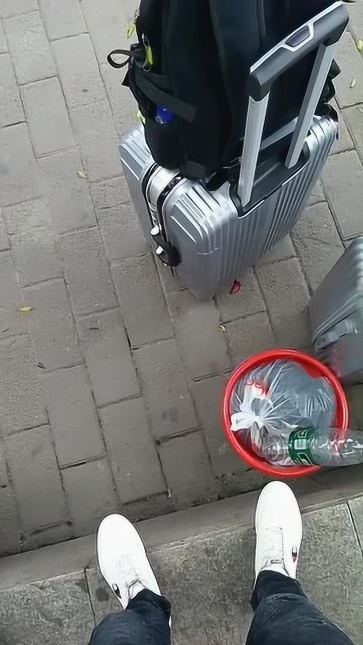 初见不知提桶意再见皆是提桶人