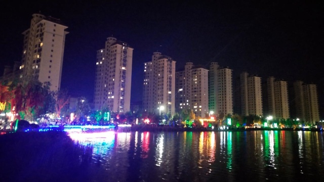 实拍河南新乡网红打卡地,夜景优美人多车多很热闹,你来过吗?