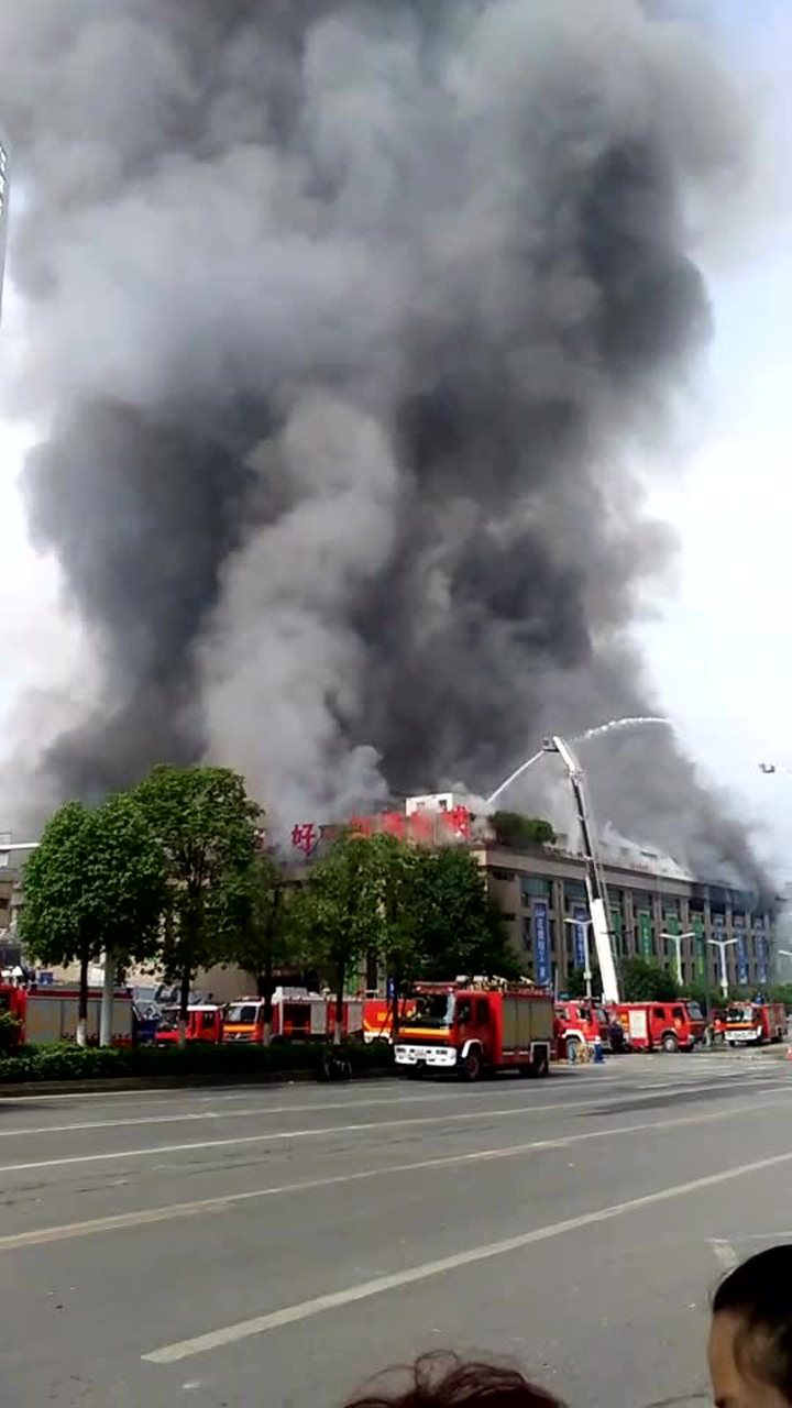 四川达州好一新大火燃了3天3夜!