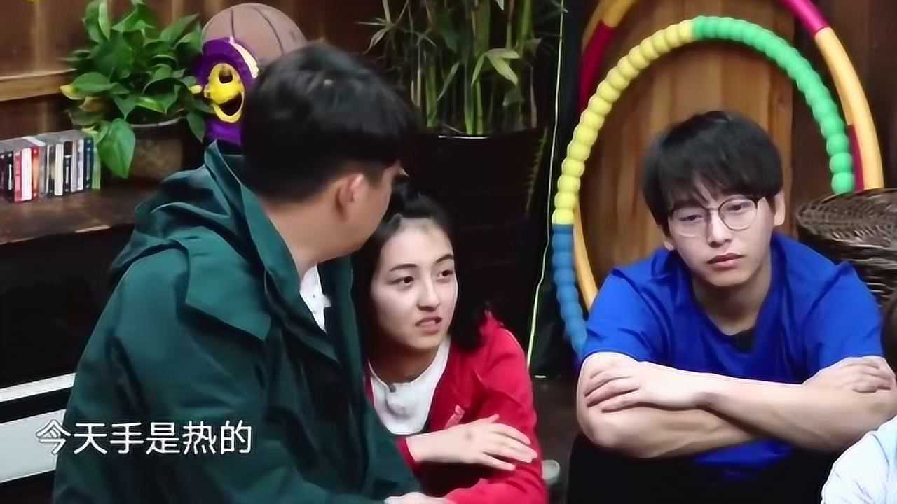 黄磊说自己做饭太累了张子枫很心疼抱着黄爸爸哭了