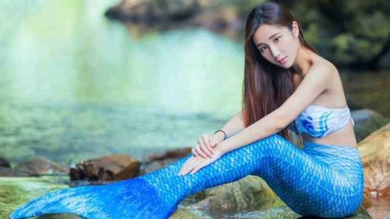 美女为了变成美人鱼耗资20万元打造人鱼尾巴穿上后太惊艳了