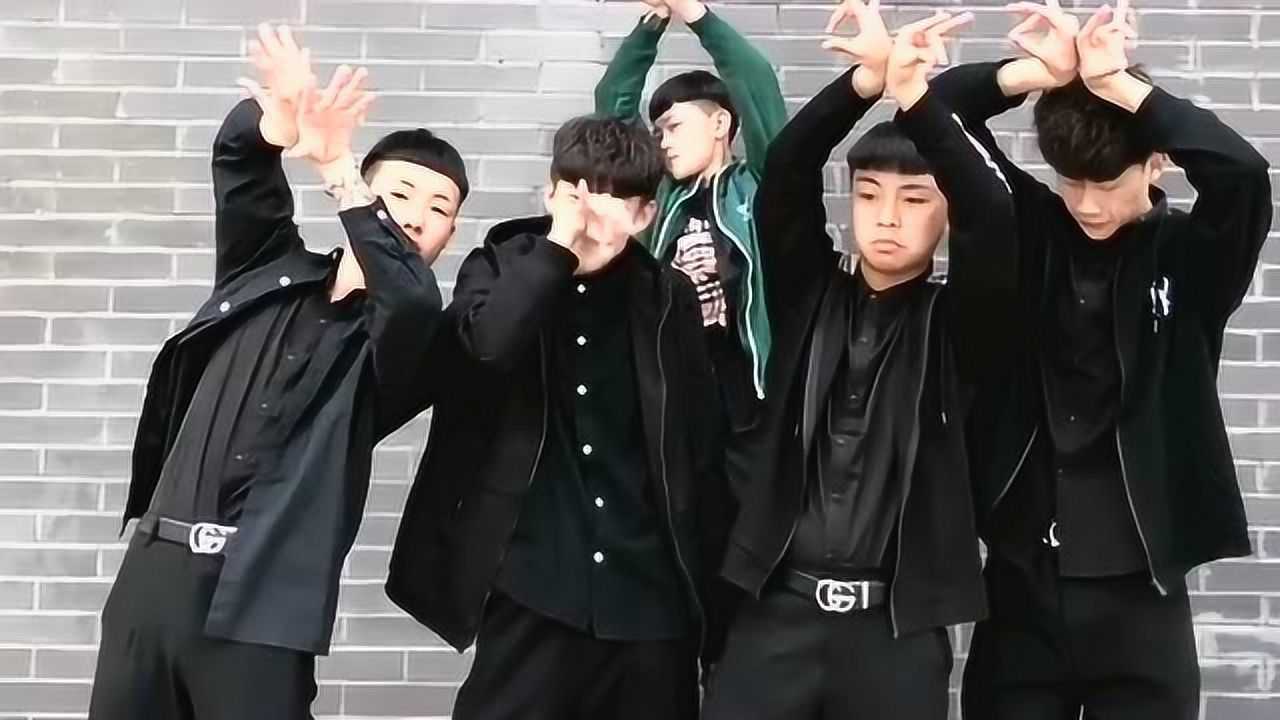 就凭精神小伙们的舞蹈,我觉着他们可以为出道做准备了,很有男团的气质