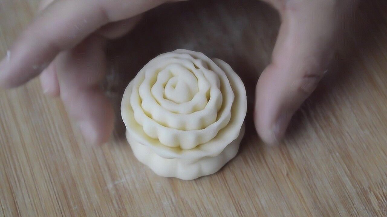 高颜值的花卷做法,一压一卷花形超漂亮,暄软好吃层次丰富!