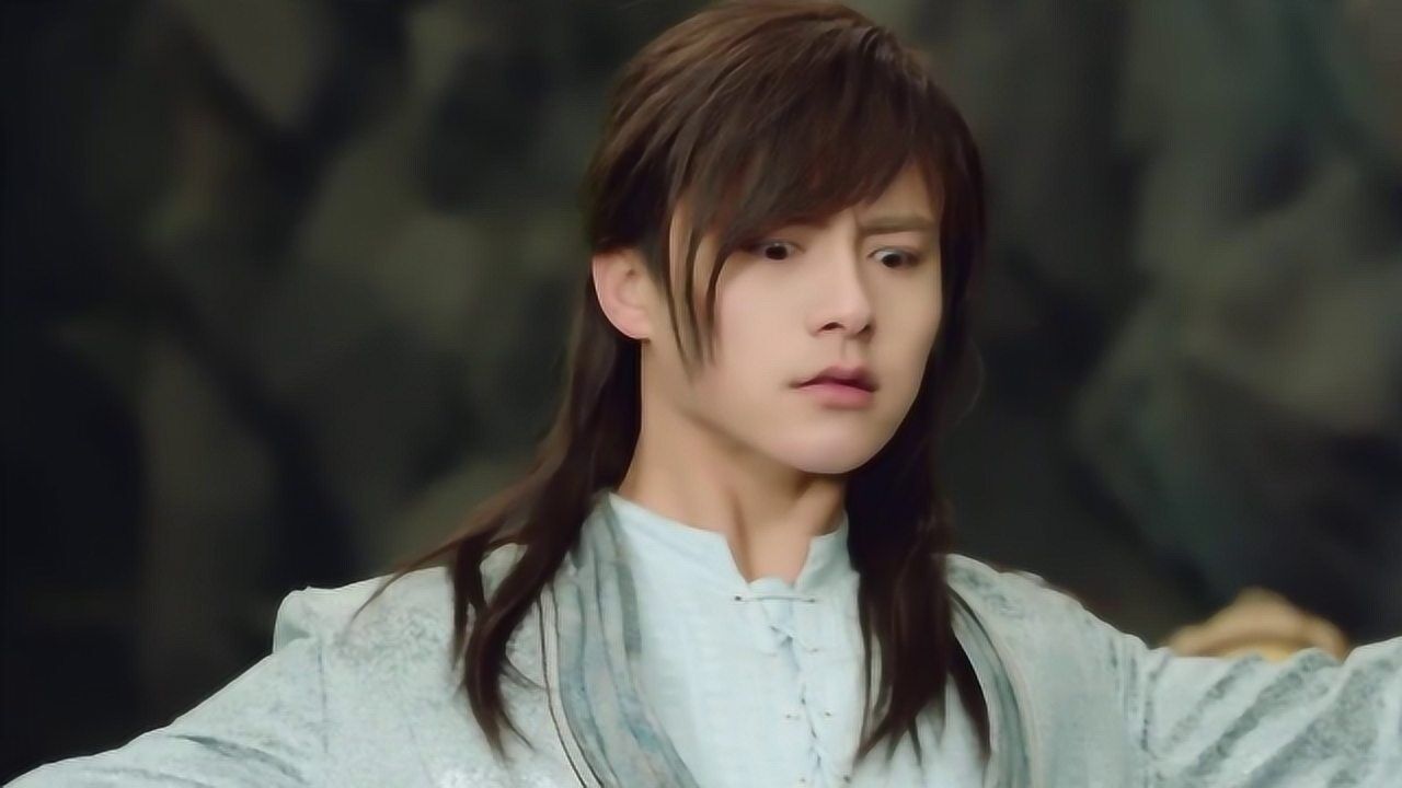 艳炟遭到了追杀樱空释为了她中了一箭直接从悬崖摔下去了