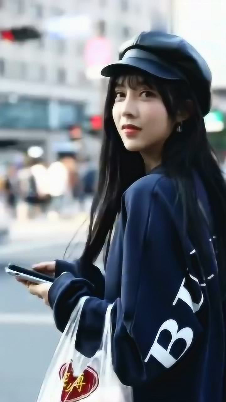 黑色鸭舌帽美女,甜甜的笑,真的好美好清纯