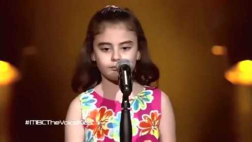 叙利亚女孩的歌声和哭声让人不禁流泪，愿世界和平