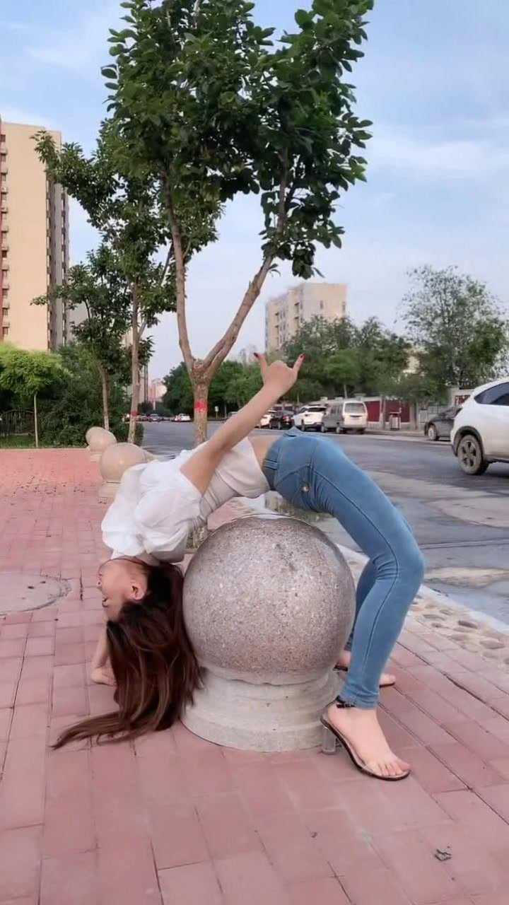 户外翻转下腰表演精彩好看小姐姐这绝活实在是高