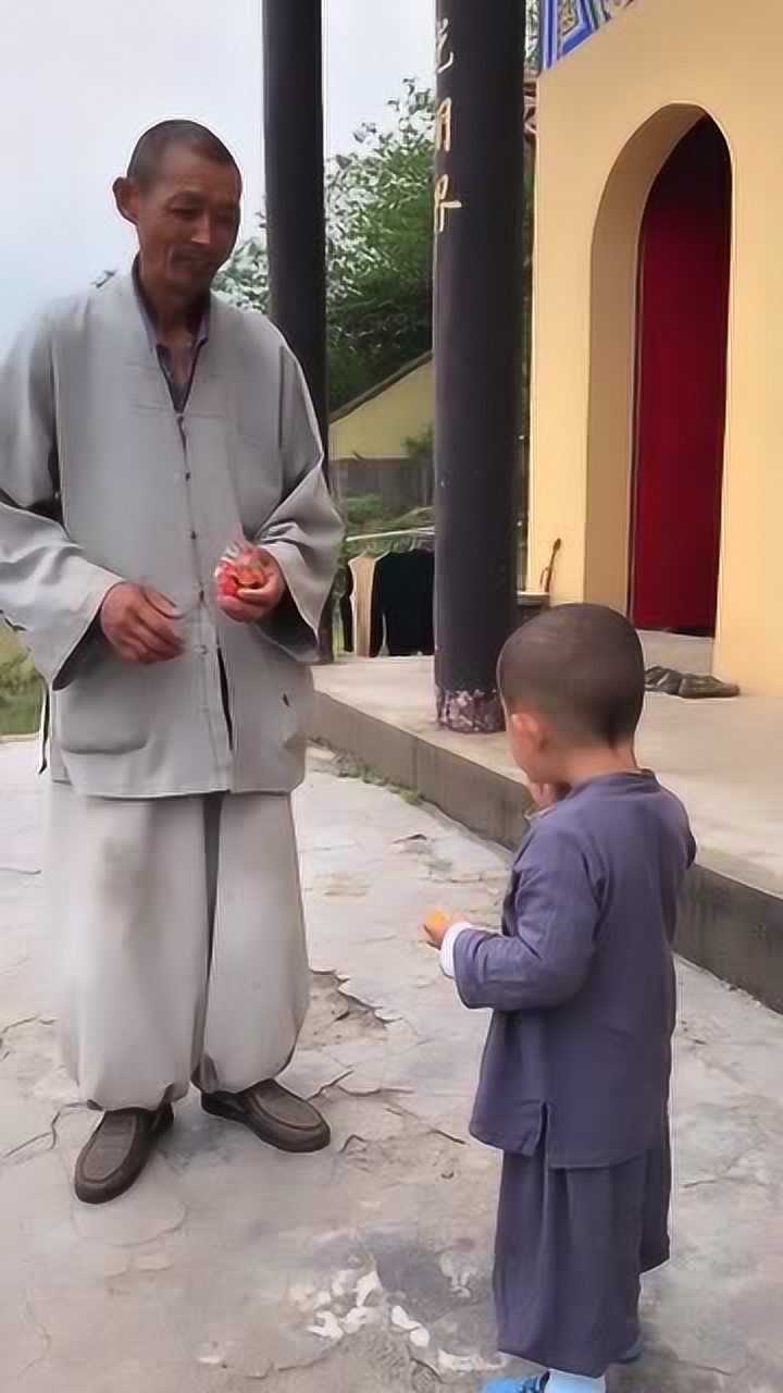 小和尚在吃东西看到老和尚做出这样的举动简直太可爱了