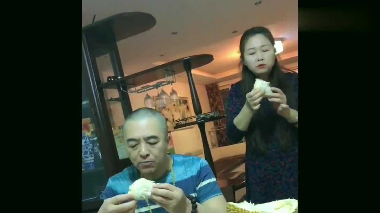 东北大哥吃个榴莲太困难了自己打不开得俩人一起开有点好笑