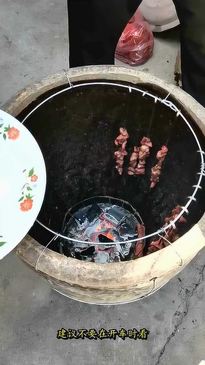 用水缸改造的烤炉第壹次用来做烧烤出炉后太馋人了