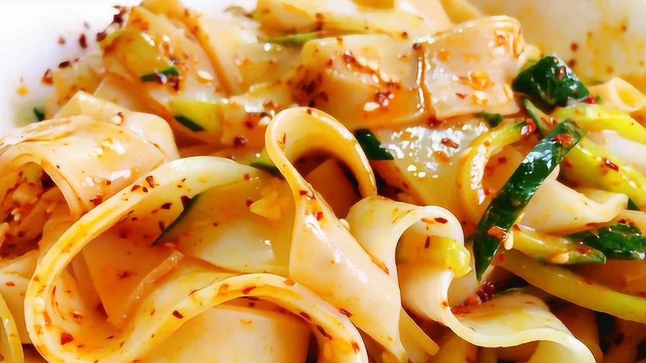 裹满麻酱和红油的凉皮,清爽麻辣助食欲,做法太简单了