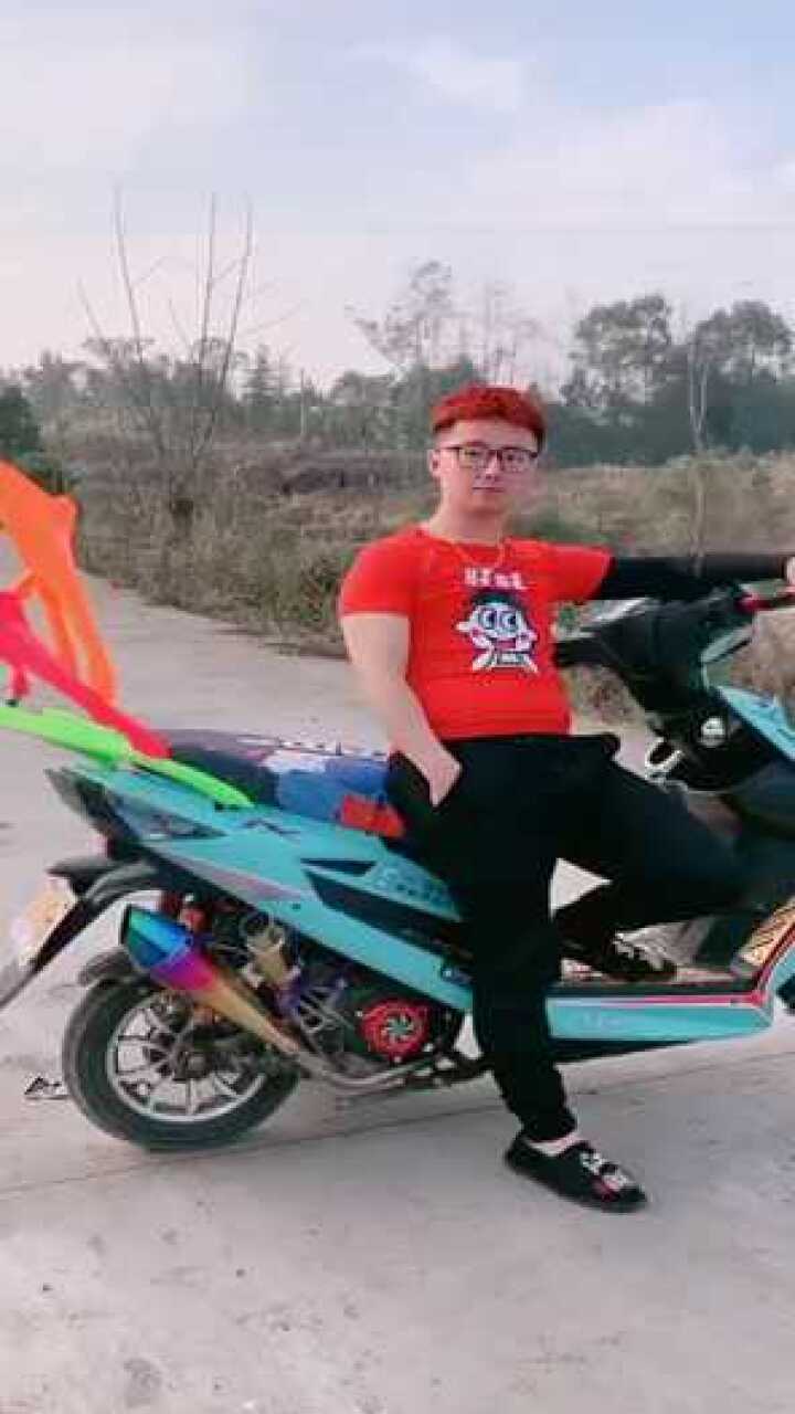 第一次看精神小伙戴眼镜,甩头居然还不掉