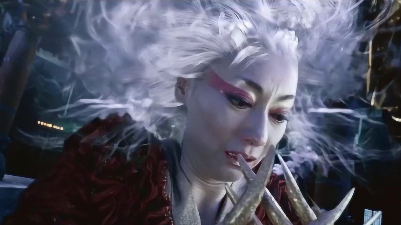 惠英红气质绝佳饰演浓妆白发的黑山老妖霸气十足